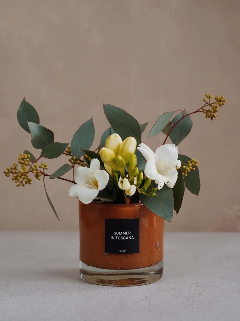 Jak wykorzystać szkło po świecy zapachowej? - zrób z niego wazon na świeże kwiaty.