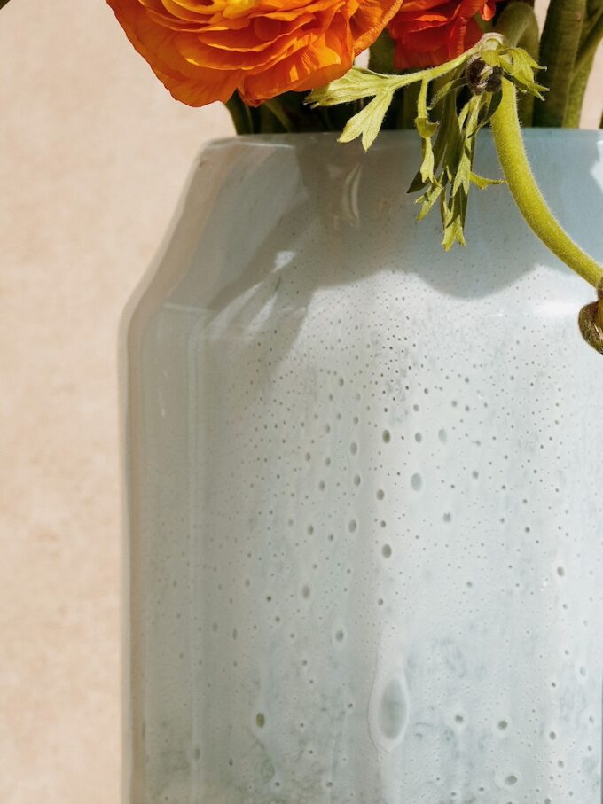 biały wazon ze szkła z recyklingu