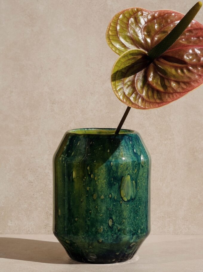 ręcznie robiony wazon ze szkła z recyklingu