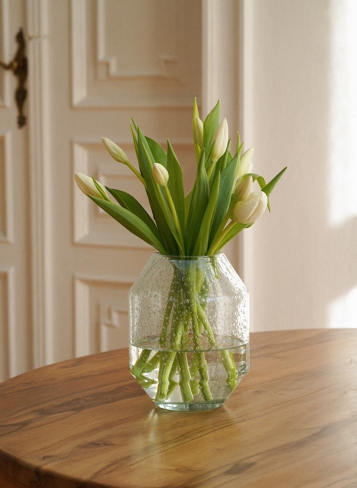 niski przezroczysty wazon szklany